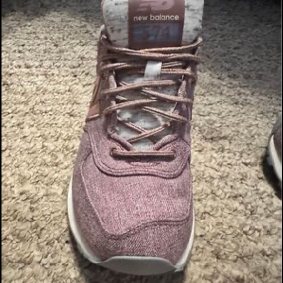 Women’s 7.5 New Balance 574 - Picture 2 of 3